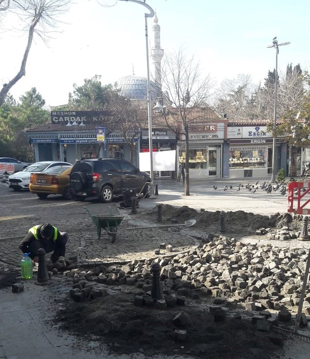 İstediğiyle çıkardı yollara / Giderdi hiç istemediğiyle